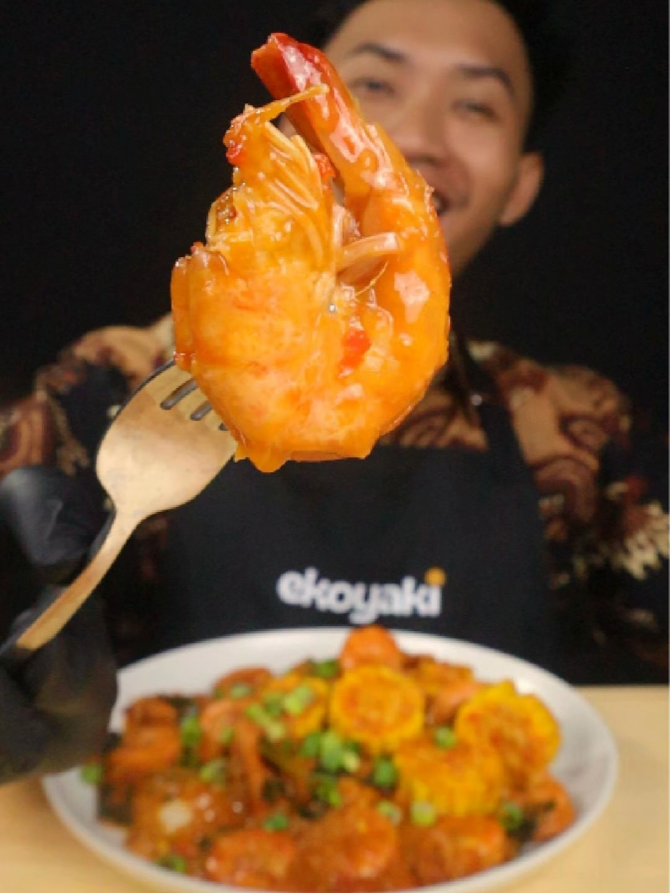 Padang Sauce Shrimp 🦐 Ingredients 🇬🇧 : ▪️ 500 grams shrimp ▪️ 1 lime ▪️ 1 sweet corn ▪️ ½ onion ▪️ 4 spring onions ▪️ 4 red chilies ▪️ 2 red bird's eye chilies ▪️ 4 garlic ▪️ 6 shallot ▪️ 2 pieces of ginger ▪️ 1 lemongrass ▪️ 2 bay leaves ▪️ 5 kaffir lime leaves ▪️ 1 tbsp fish sauce ▪️ 1 tbsp oyster sauce ▪️ 3 tbsp tomato sauce ▪️ 3 tbsp chili sauce ▪️ ½ tsp salt ▪️ 3 tsp sugar ▪️ 1 tsp bouillon powder ▪️ 350 ml water Bahan-bahan 🇮🇩 : ▪️ 500 gram udang ▪️ 1 jeruk nipis ▪️ 1 jagung manis ▪️ ½ bawang bombai ▪️ 4 batang bawang daun ▪️ 4 cabe merah ▪️ 2 cabe rawit merah ▪️ 4 siung bawang baik ▪️ 6 siung bawang nakal ▪️ 2 ruas jahe ▪️ 1 batang serai  ▪️ 2 lembar daun salam ▪️ 5 lembar daun jeruk purut ▪️ 1 sdm kecap ikan ▪️ 1 sdm saus tiram ▪️ 3 sdm saus tomat ▪️ 3 sdm saus sambal ▪️ ½ sdt garam ▪️ 3 sdt gula pasir ▪️ 1 sdt kaldu bubuk ▪️ 350 ml air #asmr #cooking #makananindonesia #masakanindonesia 