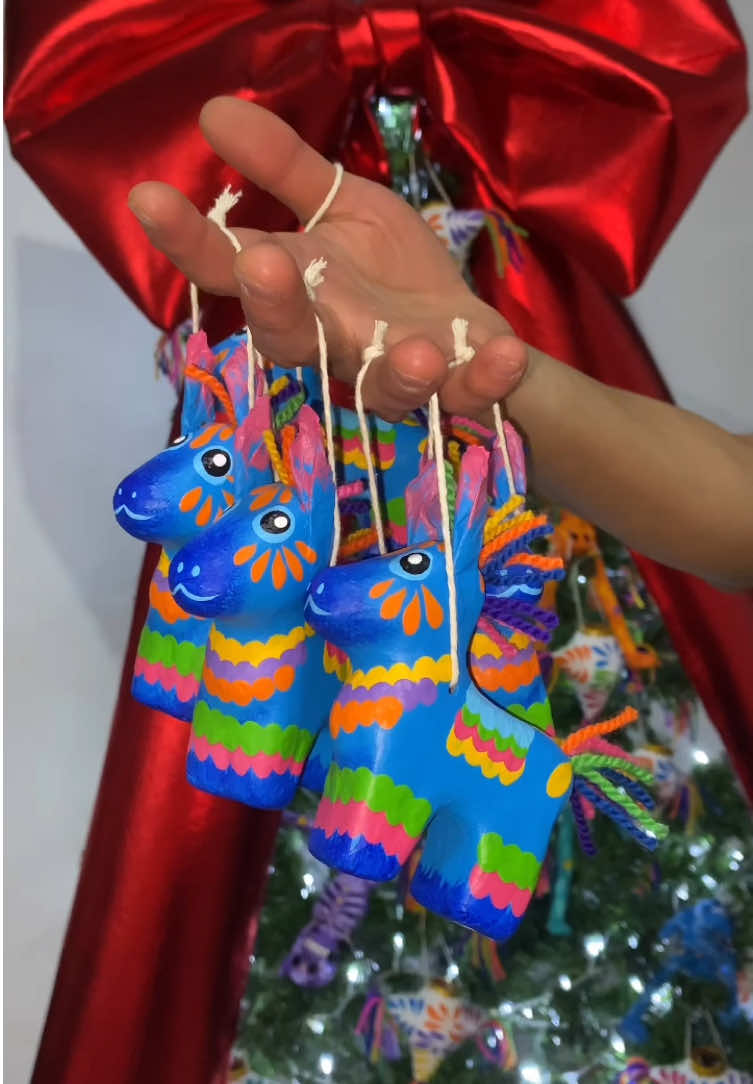 ¡La burritos llegaron a @navidaliacdmx ! 🎄 Con una explosión de color llegaron los burritos navideños a @navidaliagdl 🇲🇽Con mano de artistas y amor mexicano.  🫏Burrito Navideño 📐10cm aprox  💌WhatsApp 5560593463  🛍️Agenda tu pedido y cotiza tu pieza favorita  #burritosabanero #navidaliagdl #navidadmexicana #artesaniasmexicanas #cartoneríamexicana 