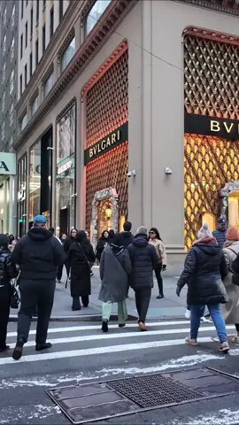 A walk on 5th Avenue, New York City 🌆✨ Holiday lights and classic Midtown vibes 🗽 #nycwalk #5thavenue #midtownmanhattan #newyorkcity #elliewalks