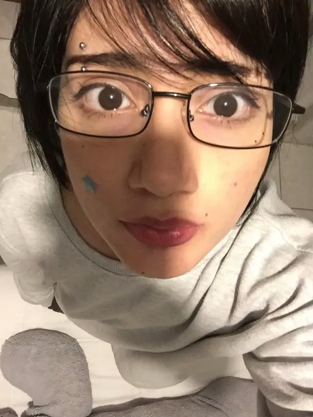 get a girlfriend son or a boyfriend! he's bi damn nobody want u fr i'm saying like !!