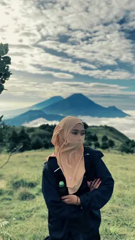 Prau hari ini tanggal 25 november 2025 lumayan sepi guys🙏🏻 yukkk kalian yanh mau aku temenin naik gunung juga boleh dm ya guys😊 #muslimah #hijabstyle #muslimahhijrah #praumountain #fyp 