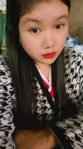 လောကကြီးက အမျိုးသမီးတွေနဲ့ ခြယ်မှုန်းထားတဲ့ စာအုပ်တစ်အုပ် တဲ့... အသက်သုံးဆယ်အရွယ် အမျိုးသမီးက  သိပ်လှတဲ့ စကားလုံးတွေနဲ့ ဖွဲ့သီထားတဲ့  စကားပြေတစ်ပုဒ်နဲ့ တူတယ်။ အသက်လေးဆယ်အရွယ် အမျိုးသမီးက  ဆွဲဆောင်မှု အပြည့်ပါတဲ့ ဒဿနတစ်ပုဒ်နဲ့ တူတယ်။ အသက်ငါးဆယ်အရွယ် အမျိုးသမီးက  ဝတ္ထုရှည်ကြီး တစ်ပုဒ်ပေါ့။ အခန်းတိုင်း  ဇာတ်ကွက်တိုင်း ဆွဲဆောင်မှုရှိတယ်။ အသက် ၆၀ နဲ့ ၆၀ နောက်ပိုင်း အမျိုးသမီးက  အချိန်ရဲ့ လှပတဲ့ အတက်အကျနဲ့ ဘဝကို ဖြတ်သန်းနေပြီမို့ သူတို့က စာပေဆိုင်ရာ အစီရင်ခံစာတစ်ပုဒ်ဖြစ်တယ်။  ကမ္ဘာကြီးကို အမျိုးသမီးတွေ အလှဆင်နေကြပြီး သူတို့ကြောင့် ကမ္ဘာကြီး ပိုလှ ပိုဆွဲဆောင်မှုရှိနေတာပါ။ ကမ္ဘာပေါ်မှာ အမျိုးသမီးတွေသာ မရှိခဲ့ရင် ချစ်ခြင်းမေတ္တာအကြောင်း သင်ပေးတဲ့သူ ရှိမှာ မဟုတ်ပါဘူး။ အမျိုးသမီးတွေကြောင့်ပဲ ကမ္ဘာကြီးက အရောင်စုံ ကြွယ်ဝနေပါတယ်။   💌 #နိုင်းနိုင်းစနေ #လောကကြီးထဲမှာအတောက်ပဆုံးအလှပဆုံးရှင်သန်နေထိုင်နိုင်ကြတဲ့ #အမျိုးသမီးလေးတွေဖြစ်ကြပါစေရှင်🥰🥰🥰 #fypシ゚viral🖤tiktok  #ပြူးနေတဲ့မျက်လုံး၊ဖောင်းနေတဲ့ပါးရယ်ယုန်သွားတွေကိုတော့သည်းခံကြည့်ပေး🥹