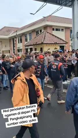 Massa Usir Batara yang Akan Ngamen di Depan PN Pangkalpinang JURNALINDONESIA.CO – Batara pria asal Toboali, Kabupaten Bangka Selatan yang mengamen di depan Pengadilan Negeri Pangkalpinang, hanya sebentar menyanyikan lagu dengan petikan gitarnya, Selasa (25/11/2025) pagi. Aksi ngamen Batara itu untuk mengumpulkan koin dukungan pada Wagub Babel Hellyana, yang tengah menjalani persidangan di PN Pangkalpinang. Namun, puluhan orang yang tergabung dalam Sekretariat Bersama (Sekber) sejumlah organisasi masyarakat dan organisasi kepemudaan, menggeruduk lokasi Batara mengamen. Massa dari Pemuda Pancasila, Laskar Merah Putih, FKPPI, dan ormas lainnya datang untuk mengusir Batara. Selengkapnya di jurnalindonesia.co #batara #pangkalpinang 