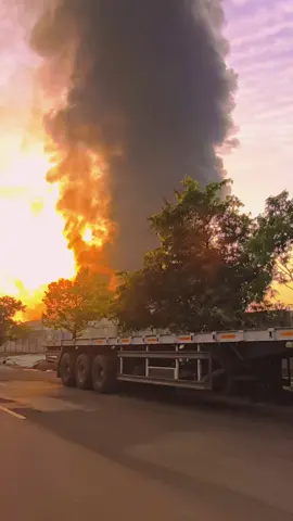Langit Cikarang Gelap #kebakaran #cikarang #fyp #kulipabrik 