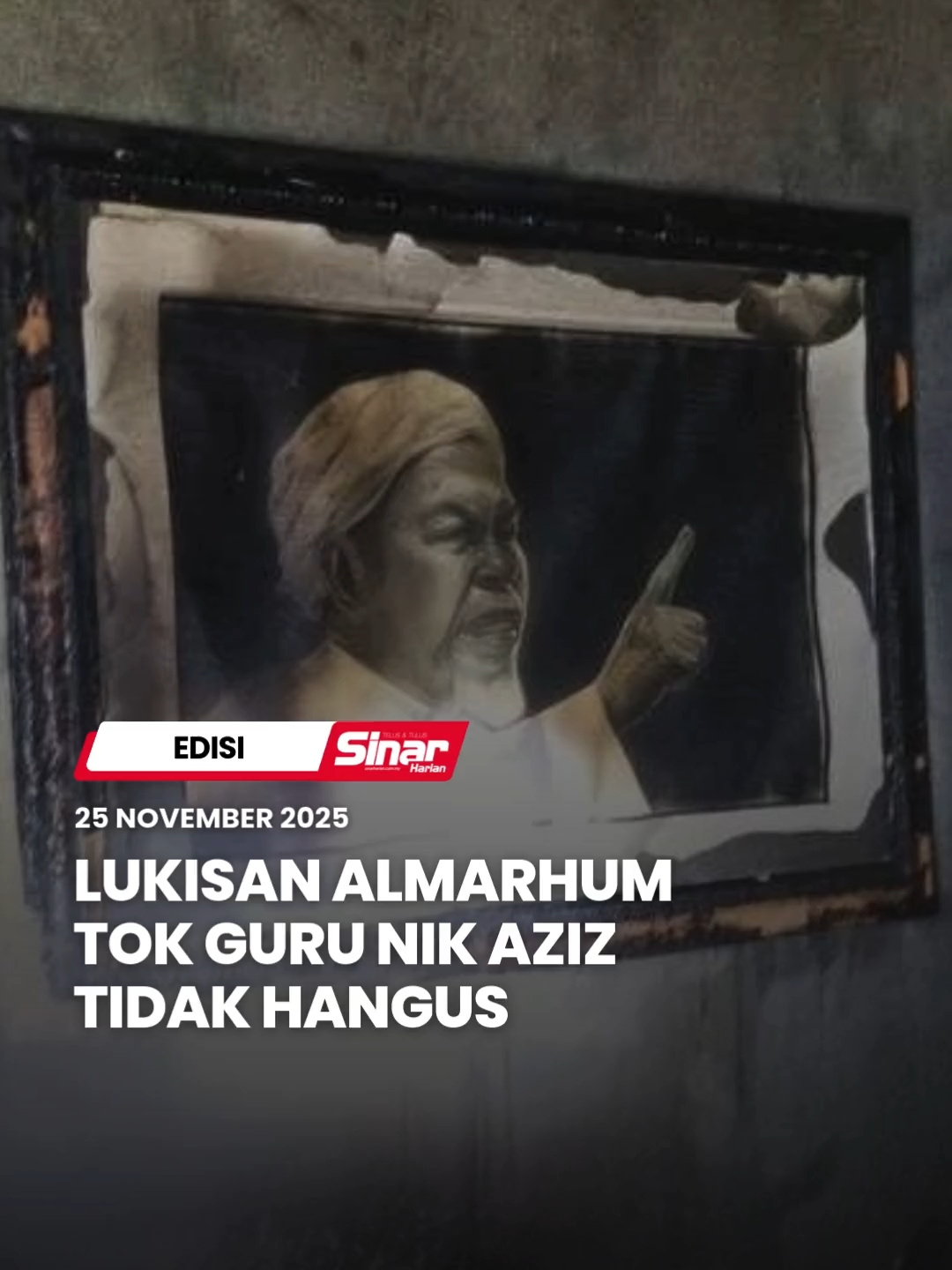 Lukisan bekas Menteri Besar Kelantan, Almarhum Tok Guru Nik Aziz atau Tan Sri Nik Abdul Aziz Nik Mat yang digantung di dinding pejabat pengurusan Pusat Tarbiyah Islamiyah Kelantan (PUTIK) Pengkalan Chepa di Kota Bharu tidak hangus walaupun premis itu terbakar awal pagi Selasa. Penyelia PUTIK, Raja Roslan Raja Yaacob berkata, gambar tersebut yang digantung lebih 20 tahun itu berada dalam keadaan baik. Anda boleh baca berita penuh di portal Sinar Harian di www.sinarharian.com.my atau swipe up di IG story serta jangan lupa follow IG @sinarharian untuk berita terkini dalam dan luar negara. #SinarHarian #SinarTerkini #AlmarhumTokGuruNikAziz #lukisan #kebakaran