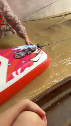 Ko bao h nghĩ một ngày nào đó mình phải chạy đua với thời gian để đưa người bị nạn ra ngoài vùng nước lũ . Năm nay nha trang mất mát quá nhiều . Lần đầu tiên khu kim bồng ngập cỡ này ạ 