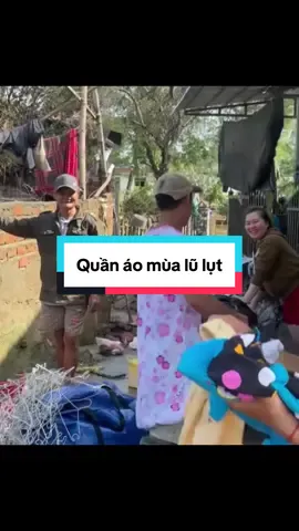 Nay gửi đến bà con vài hình ảnh vui vẻ của bà con vùng lũ lụt nha. Quần áo gửi ra, có gì mặc đó... vui vẻ cho đời đỡ khổ. Coi vui thôi, đừng phán xét nha. (Tổng hợp từ nhiều nguồn) #CứuTrợ #bãolụtmiềntrung #miềntrung #bão #phuyen 