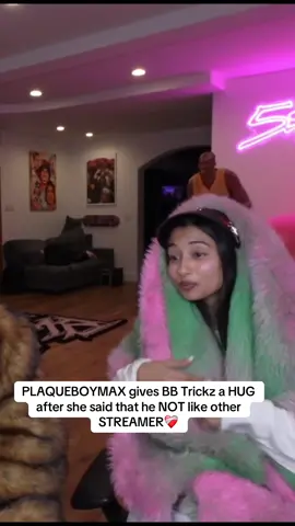 PLAQUEBOYMAX gives BB Trickz a HUG after she said that he NOT like other STREAMER❤️‍🩹#plaqueboymax #bbtrickz #fyp #viral #trending 
