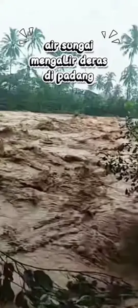 hari ini seLasa 25 november 2025 air sungai mengalir deras di padang