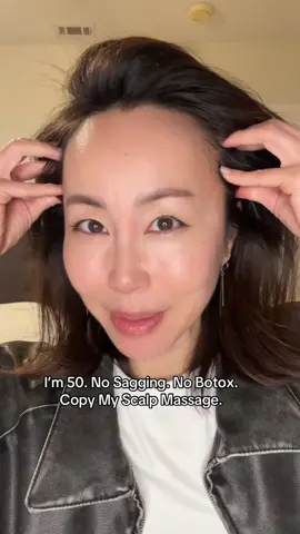 Hyakue is an essential multi-benefit acupressure point located at the top of the head. For women especially, it helps balance hormones, ease anxiety, calm the nervous system, improve sleep quality, and even relieve headaches. Pressing this point can instantly bring a sense of clarity and emotional ease, making it a powerful spot for both beauty and overall well-being.🌿