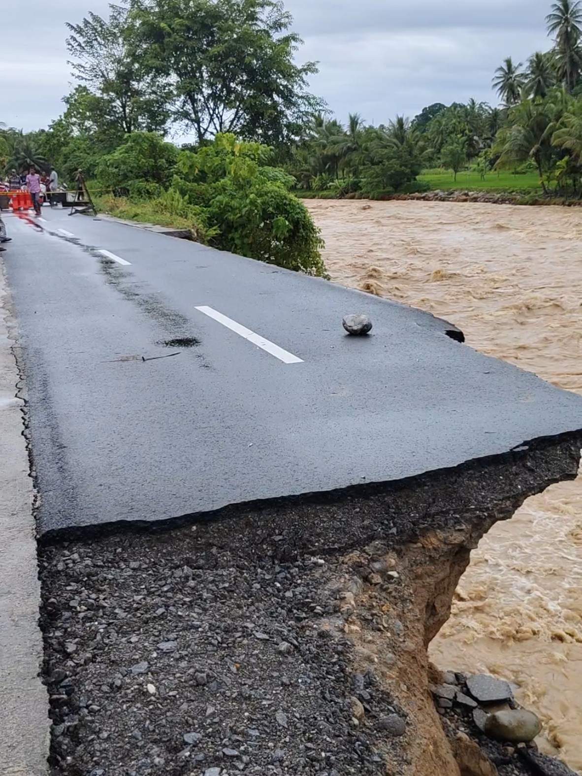 Akibat curah hujan terlalu tinggi,jalan sakayan menuju bendung anai putus total#bencanaalam #banjirbandang #infobmkg #cuacaextrim #padangpariaman 