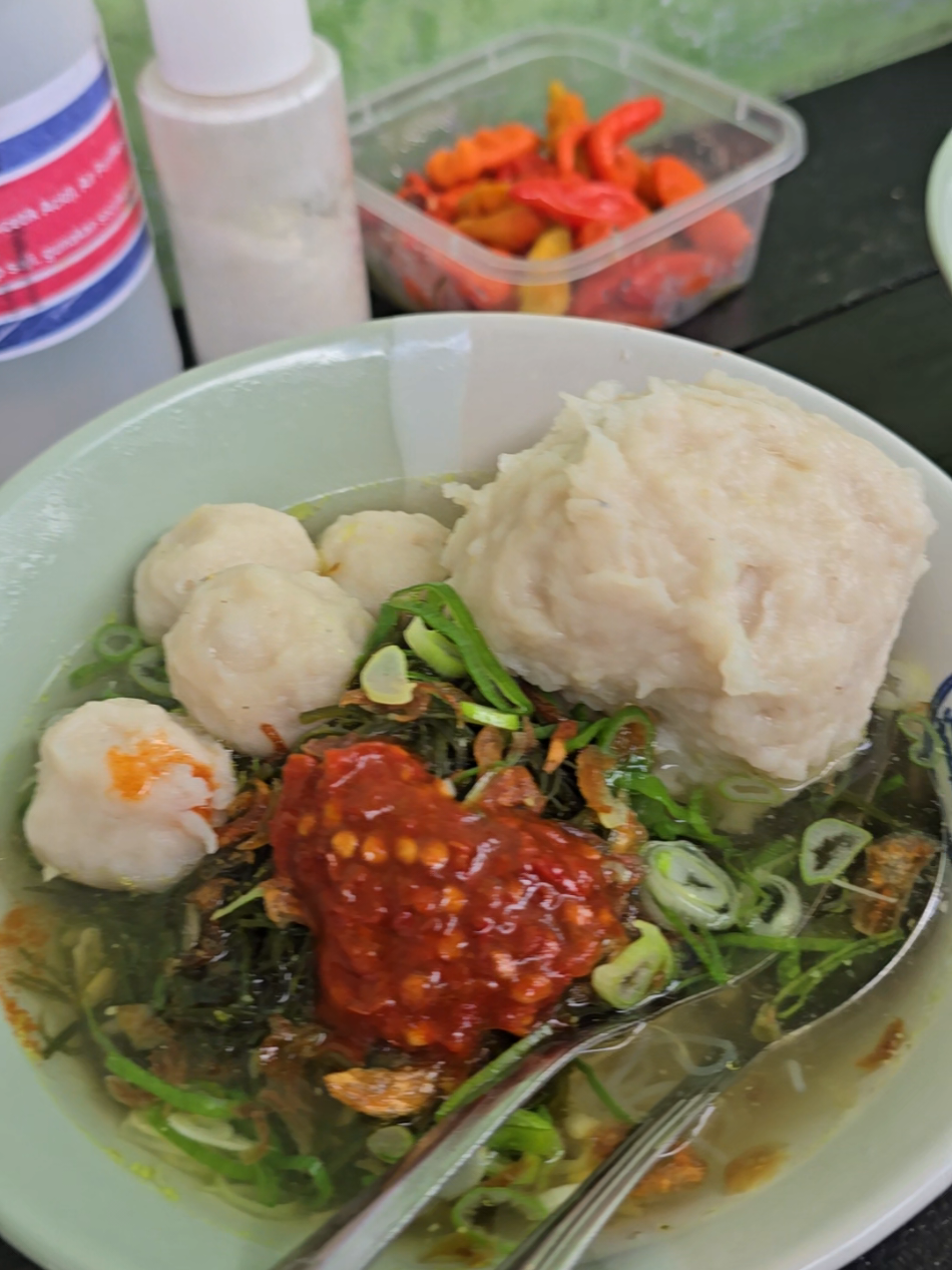 sedeeepp banget udah beberapa kali beli.. Seporsi 10k kenyang banget udah bisa makan bakso ikan ada yang isi telur ayam utuh 1 butir, rumput laut, soun, sayuran, dll. #fyppppppppppppppppppppppp  #fyp  #kulinerpandeglang  #baksoikan 