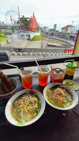 nyarap with view lah koyo kancane😅 btw kalo kesini pas minggu tame buanget😭 #fyp #bandungan #semarang #semarangstory #alunalunbandungan 