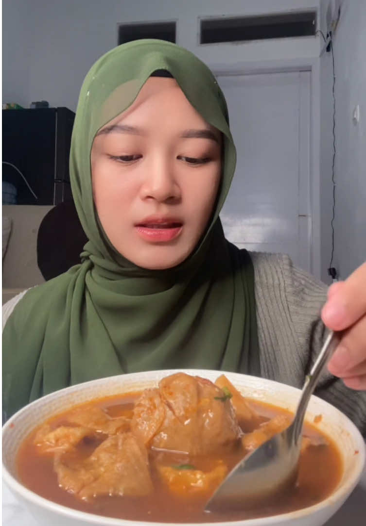 Gabisa nahan kalo udah penghujung tahun pasti hujan dan pengen yang berkuah-kuah jangan lupa rutin konsumsi Hebatea Max untuk menjaga pencernaan tetap sehat apalagi aku sering makan pedes kaya gini #Hebateamax #Versipalingniatbuattubuhyangmauberubah  #MAXeffort #MAXhasil #MAXglow