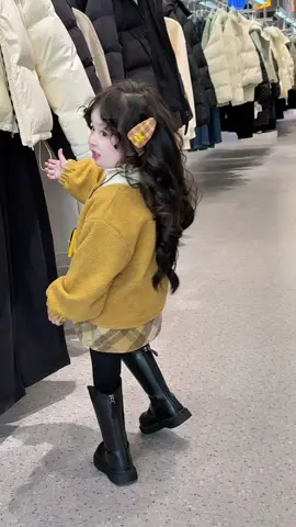 Vạn vật trên thế gian này đều không giống nhau .Ví dụ như, em trên ảnh thì khác em ngoài đời 😆 #thờitrangtreem #babykids #phốiđồđẹp #xuhuongtiktok #fyp 