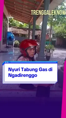 Seorang wanita kepergok menyolong tabung gas di Ngadirenggo, Pogalan. Hari ini, Selasa 25 November 2025 sekitar pukul 09.17 WIB, warga Dusun Gondangrejo, Desa Ngadirenggo, dikejutkan dengan suara mencurigakan dari sebuah rumah yang diketahui sedang kosong. Setelah dicek, warga mendapati seorang wanita tengah beraksi mencuri tabung gas di dalam rumah tersebut. Warga kemudian mengepung pelaku dan melaporkan kejadian itu ke Polsek Pogalan. Tak lama, petugas datang dan langsung mengamankan pelaku. Rumah yang disasar ternyata milik dua bersaudara yatim piatu. Saat kejadian, sang kakak sedang bekerja, sementara adiknya berada di sekolah. Menurut keterangan warga, pelaku sudah beraksi sejak pagi dan sempat menyembunyikan barang curian di dusun sebelah. Namun ia kembali mencoba mencuri untuk kedua kalinya hingga akhirnya tertangkap. Pelaku diketahui berasal dari Dusun Wadi, Desa Ngadirenggo. Semoga kejadian ini menjadi peringatan agar warga tetap waspada dan saling menjaga lingkungan sekitar. | Trenggaleknow Daily