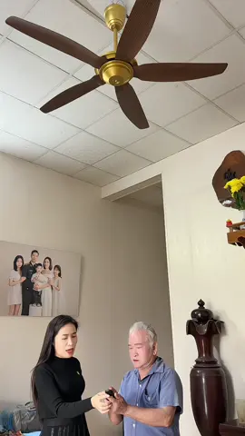 em đang đi đến nhà khách lắp quạt và hướng dẫn cho khách cách dùng điều khiển các bác nhé  #oanhoioanh  #quat5canh  #tongkhoquattran  #noithatnhacua 