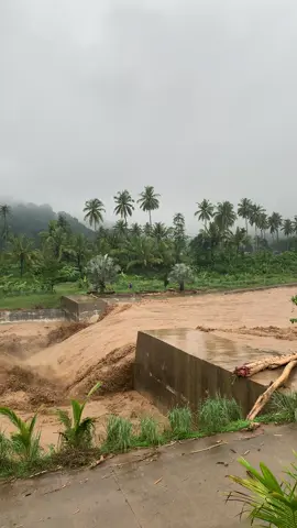 Meluapppppp aia tang aia 😭#fyp#padanghujan#banjir#sumbar#viral 