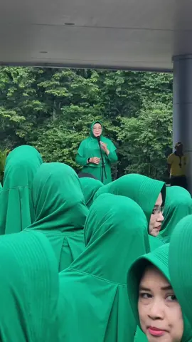 Mohon ijin ibu,olah raga bersama ibu Danrem,yonif 315,Kodim kota,kodim kabupaten,semangat sehat #kebun Raya Bogor#