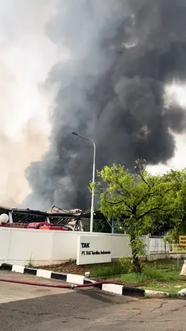 Terjadi kebakaran di PT TAK Textile jababeka 1 cikarang utara   #kebakaran #pabrikcikarang 🥀 #cikarang24jam #fyp 