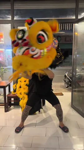 Nhỏ giờ coi trên tv không nay mới được cầm 😅 #longnhiduongq5 #lansurongvietnam 