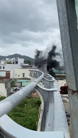 Nha Trang mới Lụt xong, giò đến cháy nhà luôn #lũlụt #nhatrang #cháy🔥🔥🔥🔥 #cauvuotngochoi