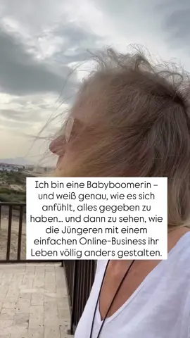 Wir Frauen ab 45 haben gearbeitet, durchgehalten, funktioniert.😅 Wir haben ganze Teams getragen, Familien gemanagt, Verantwortung ohne Ende. Und wofür? Um heute festzustellen, dass die Rente nicht reicht. Dass Sicherheit ein Mythos ist. Dass Loyalität im Job nicht belohnt wird. Und gleichzeitig siehst du, wie die Jüngeren plötzlich ihr Leben anders leben: Online-Business, digitale Jobs, freie Zeiten, flexible Einkommen. Nicht weil sie „mehr Glück“ haben sondern weil sie Möglichkeiten nutzen, die es für uns früher nicht gab. Und genau das tut weh. Weil wir ALLES getan haben, was man uns beigebracht hat. „Arbeite hart, sei zuverlässig, dann bist du sicher.“ Aber sicher sind heute nur die, die sich neue Wege erlauben. Die Wahrheit ist: Es ist nicht zu spät.‼️ Du musst dich nicht zeigen. Du musst nichts erfinden. Du musst keine Marketing-Expertin sein. Du brauchst einen Weg, der für Frauen 45+ machbar ist. Klar. Verständlich. Schritt für Schritt. Ohne Überforderung, ohne Perfektion, ohne Druck. Ich habe genauso angefangen. Und es hat mein Leben verändert – nicht über Nacht, aber durch klare Struktur und einen Plan, der zu meinem Alter, meinem Alltag und meiner Realität passt. Wenn du dir denkst: „Vielleicht ist jetzt der Moment, an mich zu denken…“ dann kommentiere READY – und ich zeige dir den Fahrplan, den ich selbst gegangen bin.