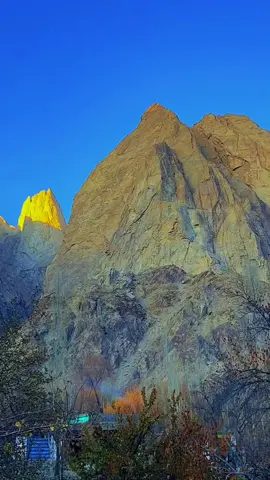 سورج کی سنہری روشنی پہاڑوں پر اترتی ہوئی… قدرت کا ایک لمحہ، جسے دیکھ کر دل رک سا جاتا ہے ✨🏔️ #mountains #sunsetvibes #pakistan #nature #viral