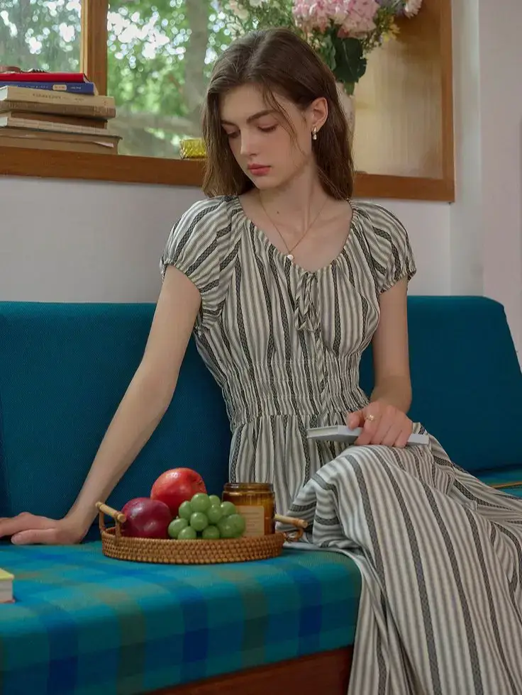 ملنګه تور د سترګو وايه څه رنګه سپينېږي ؟ وئیل یی یو عذاب د انتظار په نوم ياديږي ملنګه د کوم دشت هوا پرهر لره دوا ده؟؟ وئیل یی پرهرونه په هوا کله رغېږي ملنګه دا سپوږمۍ هم د چا یاد کی ده ستومانه؟ وئیل یی خو د ستورو دا ځنګل پرې نه پوهېږي ملنګه د دریاب دوه غاری چرې دي يو شوي ؟ وئیل یی زندگی خو بس په هجر تمامیږي ملنګه د رباب ژریده كله زړه راكني؟ وئیل یی چی دا شپه او تنهائي گله یو کېږيملنګه په اخبار کښي يو خبر هم زمونږ نشته وئیل یی روغ عالم زمونږ په درد کله خبريږي ملنګه دا د کومی دروازی خوا دی نیولی ؟ وئیل یی بس تسنیمه خوشبوئي ترى راخوريږي ملنګه دا د کومی دروازی خوا دی نیولی ؟ وئیل یی بس تسنیمه خوشبوئي ترى راخوريږي #foryou #model #nastyababich #viralvideo #foryoupage #100kviews #viralvideo1million #foryoupageofficiall #karakslomoking #deartiktokteamdontunderviewmyvideos #unfreezemyacount #keepsupporting #pyf 