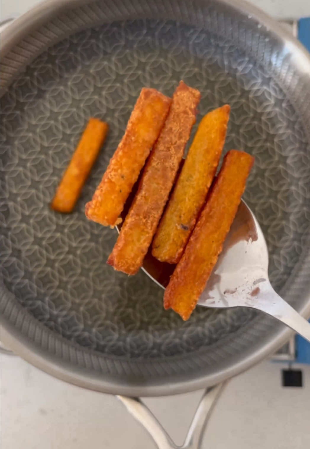 Homemade, quick, and delicious! This recipe is so easy to make; the satisfaction of these perfectly crispy fries is pure joy in every bite. 🍟✨ #HomemadeFries #FrenchFries #ComfortFood #EasyRecipe #Arshia