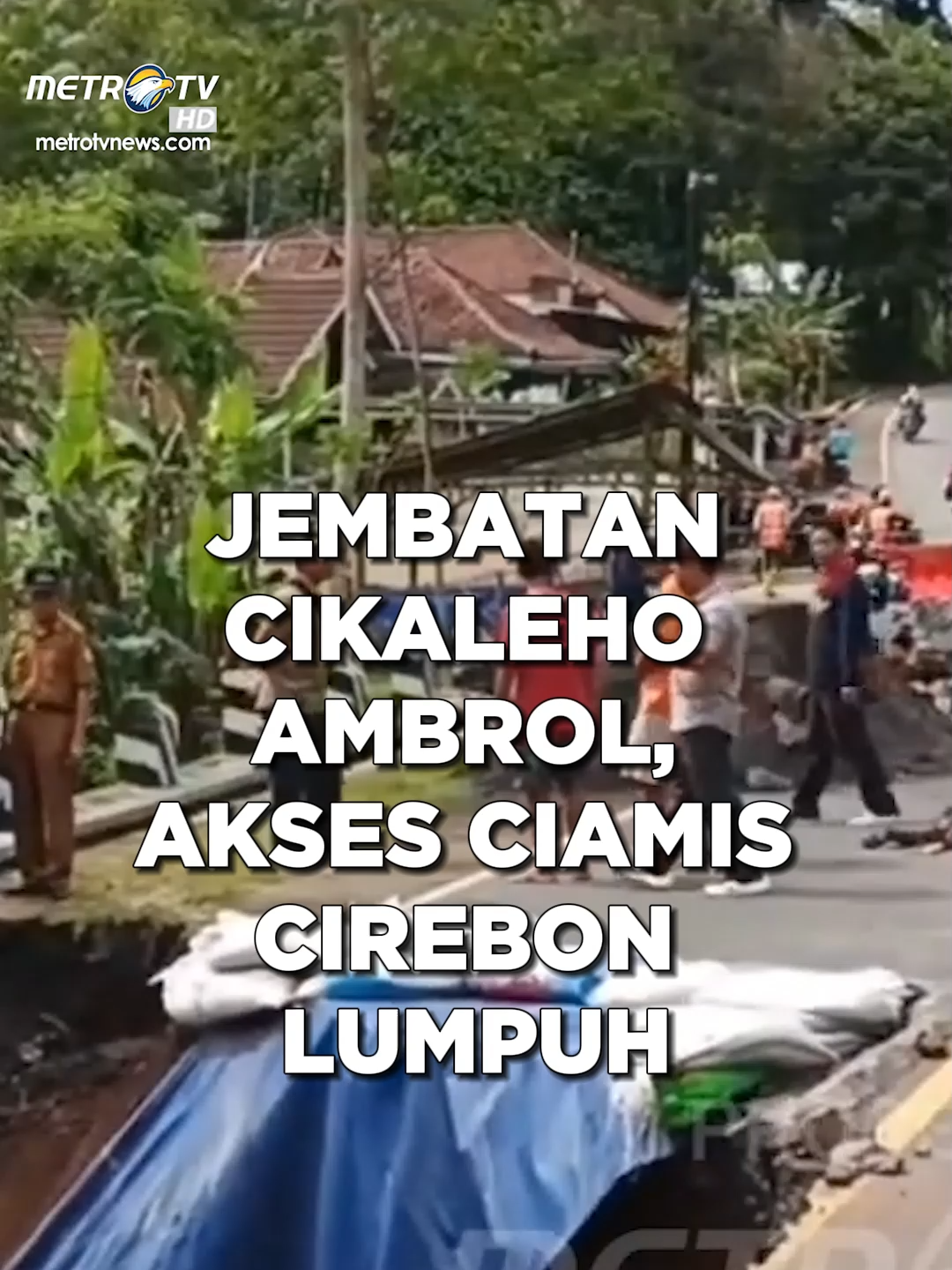 Akses jalur nasional penghubung Ciamis dan Cirebon di Kecamatan Cipaku, Kabupaten Ciamis, Jawa Barat, lumpuh total setelah Jembatan Cikaleho di Desa Buniseri ambrol. Kerusakan parah terjadi akibat longsor yang memakan hampir seluruh bagian jembatan, memaksa penutupan jalur lalu lintas secara total hingga waktu yang belum ditentukan. Kondisi tersebut berdampak signifikan terhadap arus lalu lintas di kedua arah #Ciamis #Cirebon #CuacaEkstrem #JembatanCikaleho #MetroTV