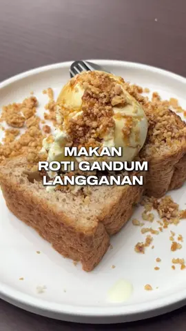 Roti gandumnya emang terdebesttt di Malang sih😭 apalagi roti dinginnya ituloo melting di mulut huaaa🫶😇 Jangan lupa kalo cari penginapan bookingnya di aplikasi RedDoorz dannn masukin kode promo 