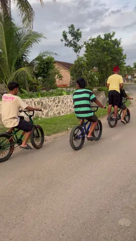 Kalian kalo main sepeda gini juga ga, selalu minta bonceng temen #fyp #ceritakita #tipetipeomped #sketsakomedi