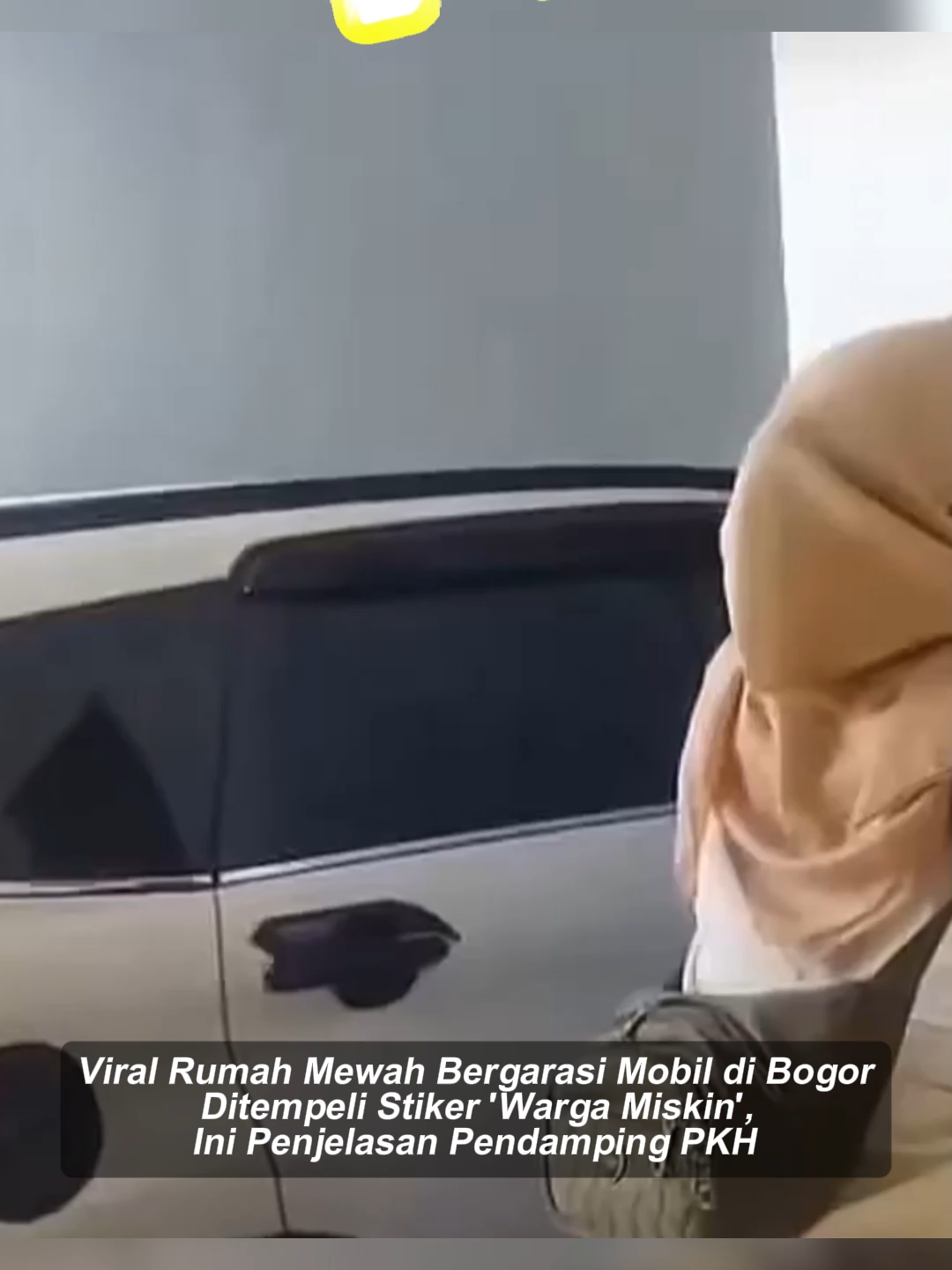 Sebuah video yang memperlihatkan detik-detik petugas menempelkan stiker penanda penerima bantuan sosial (Bansos) di sebuah rumah di Kecamatan Ciomas, Kabupaten Bogor, viral dan memicu perdebatan publik. Pasalnya, stiker yang biasanya diperuntukkan bagi keluarga prasejahtera atau miskin ekstrem tersebut, justru ditempel di dinding rumah milik warga bernama Mulyono yang tergolong mapan. Dalam rekaman video, rumah tersebut terlihat permanen dengan lantai keramik, memiliki daya listrik di atas 450 watt, dan yang paling mencolok adalah adanya satu unit mobil yang terparkir rapi di garasi. Kondisi kontradiktif ini menimbulkan pertanyaan besar mengenai akurasi data penyaluran bantuan sosial. Menanggapi hal tersebut, Pendamping Program Keluarga Harapan (PKH) Kecamatan Ciomas, Ramdhan, memberikan klarifikasi pada Senin (24/11/2025). Ia membenarkan bahwa Mulyono memang tercatat dalam Data Terpadu Kesejahteraan Sosial (DTKS) sebagai Keluarga Penerima Manfaat (KPM). 