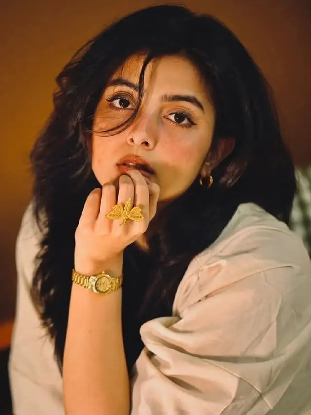 مينه سر کې څه اسانه غوندې ښکاري رسول يې سر ته ګرانه غوندې ښکاري نه هغه راځي نه زه ورځم تپوس له دا کیسه را ته څه ورانه غوندې ښکاري زړه کې وايي چې لا هغسې ژوندی دی ما چې وويني حيرانه غوندې ښکاري معلومېږي چې مې خير د زړګي نشته نن په ما چې مهربانه غوندې ښکاري دلته شته دي د مجنون د پښو خاپونه دا صحرا راته ودانه غوندې ښکاري مشغولا لره يي راشه د یار خیاله زړه مې ستړی او ستومانه غوندې ښکاري ستا دیدن ځکه د سر په قیمت اخلم دا سودا راته ارزانه غوندې ښکاري