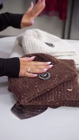 Fashion Alert 🚨 Nos bonnets et écharpes assortis pour vous tenir au chaud cet hiver 🥶  Aussi une super idée de cadeaux non ?! 🎁 😉 #OOTD #fyp #fashiontiktok #tiktokshop #winterfashion 