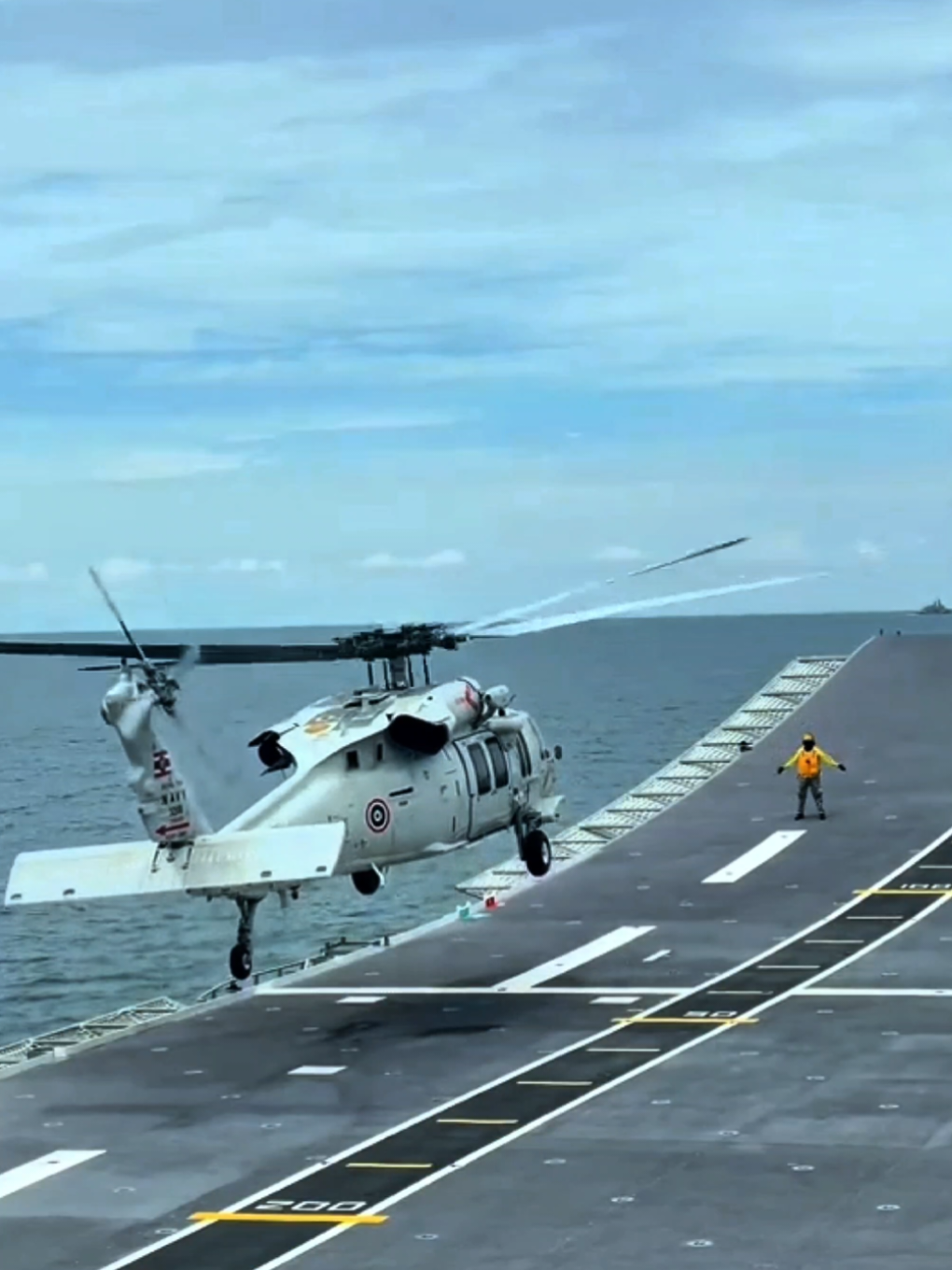 ⚓🇹🇭กองทัพเรือเคียงข้างประชาชน!! ร.ล.หลวงจักรีนฤเบศ สับเปลี่ยนภารกิจเข้าช่วยเหลือผู้ประสบอุทกภัย จังหวัดสงขลา ในวันที่ 25 พฤศจิกายน 2568 พลเรือเอก กรวิทย์  ฉายะรถี ผู้บัญชาการกองเรือยุทธการพร้อมคณะ เดินทางไปตรวจสอบความพร้อมของ เรือหลวงจักรีนฤเบศร เพื่อเตรียมการทำหน้าที่เป็นครัวสนามเคลื่อนที่ และเป็นฐานบินลอยน้ำสำหรับเฮลิคอปเตอร์ในการบินจัดส่งอาหารให้แก่ประชาชนที่ประสบภัย โดยเน้นไปที่การตรวจสอบความพร้อมของระบบขับเคลื่อน เครื่องจักรใหญ่ ระบบทำความเย็น ระบบปรับอากาศ ความพร้อมการประกอบเลี้ยง ความพร้อมในการรองรับผู้ป่วย ผู้ประสบภัย และการส่งกำลังบำรุง รวมทั้งตรวจสอบความพร้อมของยุทโธปกรณ์ประจำเรือ เพื่อให้ เรือหลวงจักรีนฤเบศร มีความพร้อมสำหรับภารกิจการช่วยเหลือประชาชนในพื้นที่ประสบอุทกภัย จังหวัดสงขลา โดยกองเรือยุทธการพร้อมส่งมอบกำลังให้กับหมู่เรือเฉพาะกิจบรรเทาสาธารณภัยทางทะเลกองทัพเรือ เพื่อดำเนินการตามที่ กองทัพเรือจะสั่งการต่อไป #เรือหลวงจักรีนฤเบศร  #กองทัพเรือ  #กองทัพเรือที่ประชาชนเชื่อมั่นและภาคภูมิใจ  #น้ำท่วมภาคใต้ 