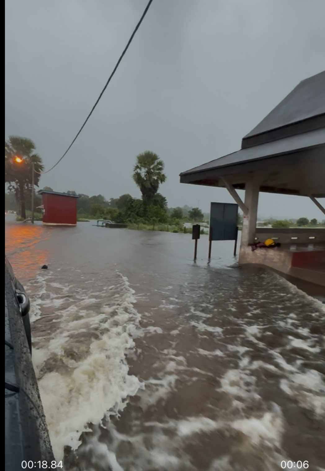 Orang nampak macam lucu dan pelik. Tapi plastik ni lah penyelamat kereta kami dari banjir tahun lepas
