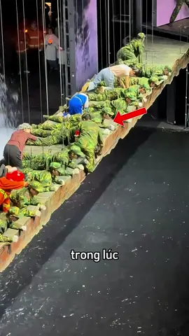 Người lính bất ngờ rơi khỏi cây cầu trong lúc huấn luyện #aphongnauan #funny #haihuocvuinhon #giaitri #xemcungtiktok 