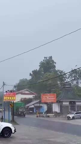 kamano langkah ka denai ayun juo lai 🤦‍♀️ lah indak bisa malangkah dek hari hujan taruih @Rayola  #fyp #xybca #rayola #laguminang #tiktokminang 