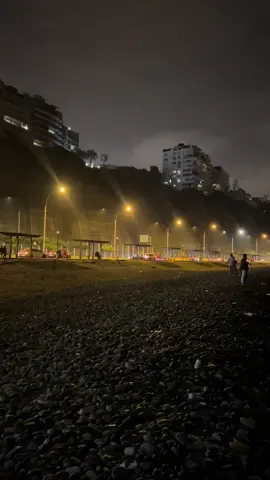 A veces solo necesitamos ir a la playa de noche 🌊 #playa #mar #noche #lima 