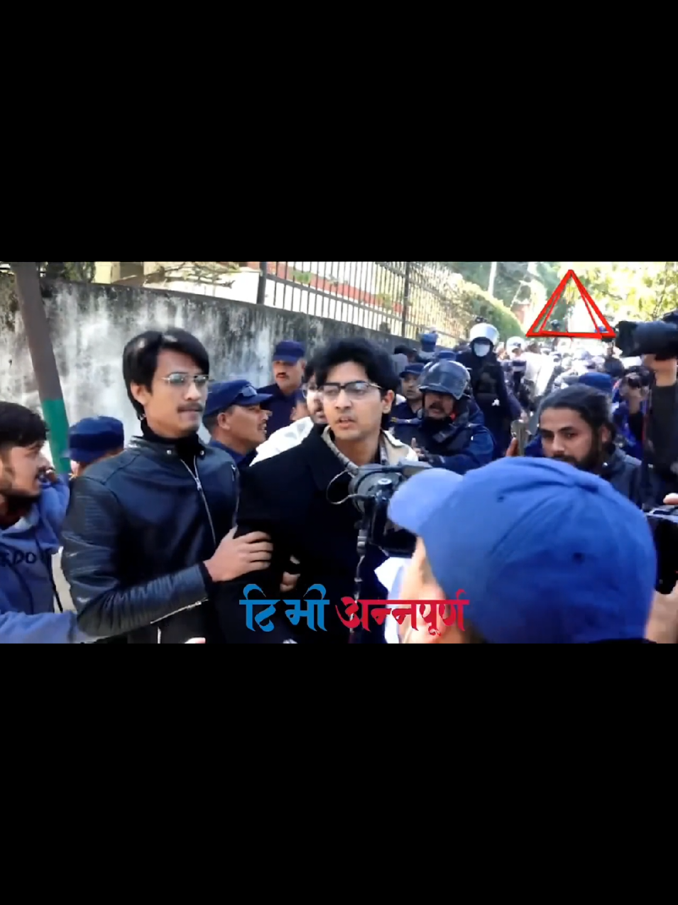 जेन्जीका अगुवा मिराज ढुङ्गाना लगायतलाई प्रहरीको धरपकड.. सिंहदरबारबाट प्रहरीले लखट्यो !!😡 #tiktoknepal#fyp#trending #sudangurung #mirajdhungana 