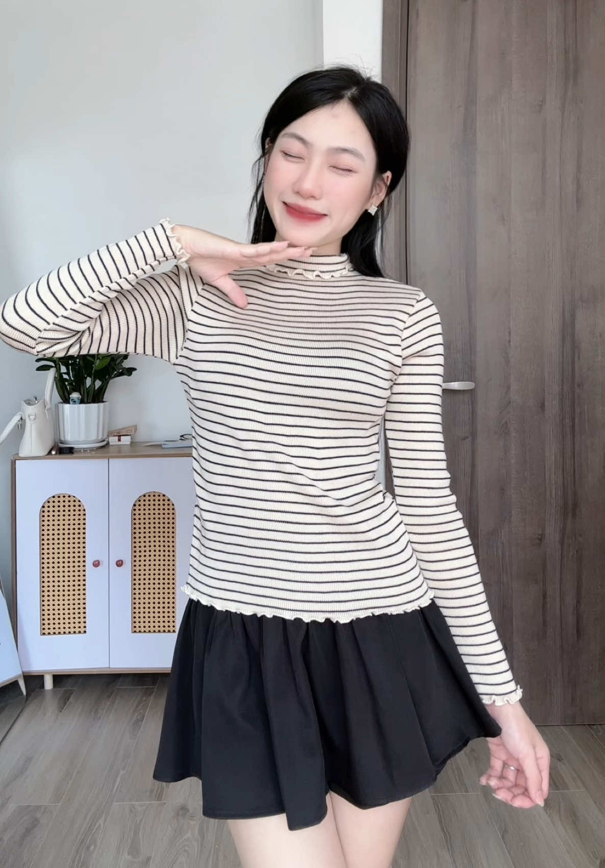 Áo len cổ lọ hoạ tiết kẻ sọc, mấy bà mặc không hay là phối bên trong áo khoác đều đẹp nè #outfitideas #aolennu #aolen #aogiunhiet #xuhuong 