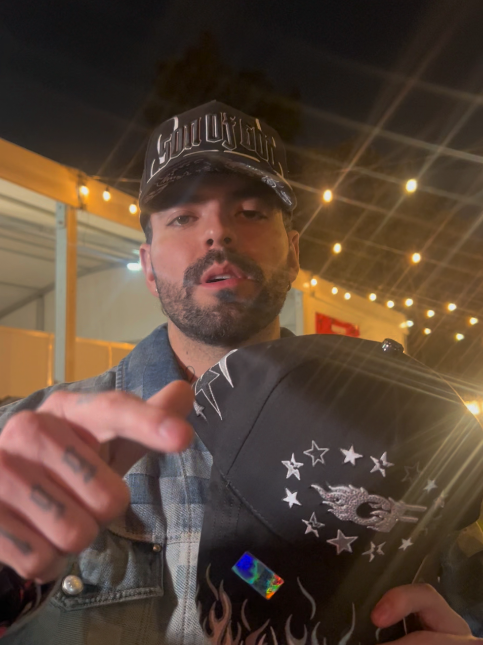 Regresa valeriaaaaa😭 le regale una gorra de la marca @CAPSFANS  a @adrianozendejas32 en el coca cola flow fest 🫡💯 #maestroshifu #cocacolaflowfest  #shifu #fyp #gorras