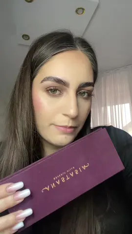 Produsele de la @anastasiabeverlyhills.romania @Anastasia Beverly Hills sunt de foarte mult timp in colectia mea si sunt printre preferatele mele, iar de cand am aceasta paleta o folosesc super des, imi place foarte mult❤️ Voi ce produse de la acest brand aveti ? #viral #fyp 