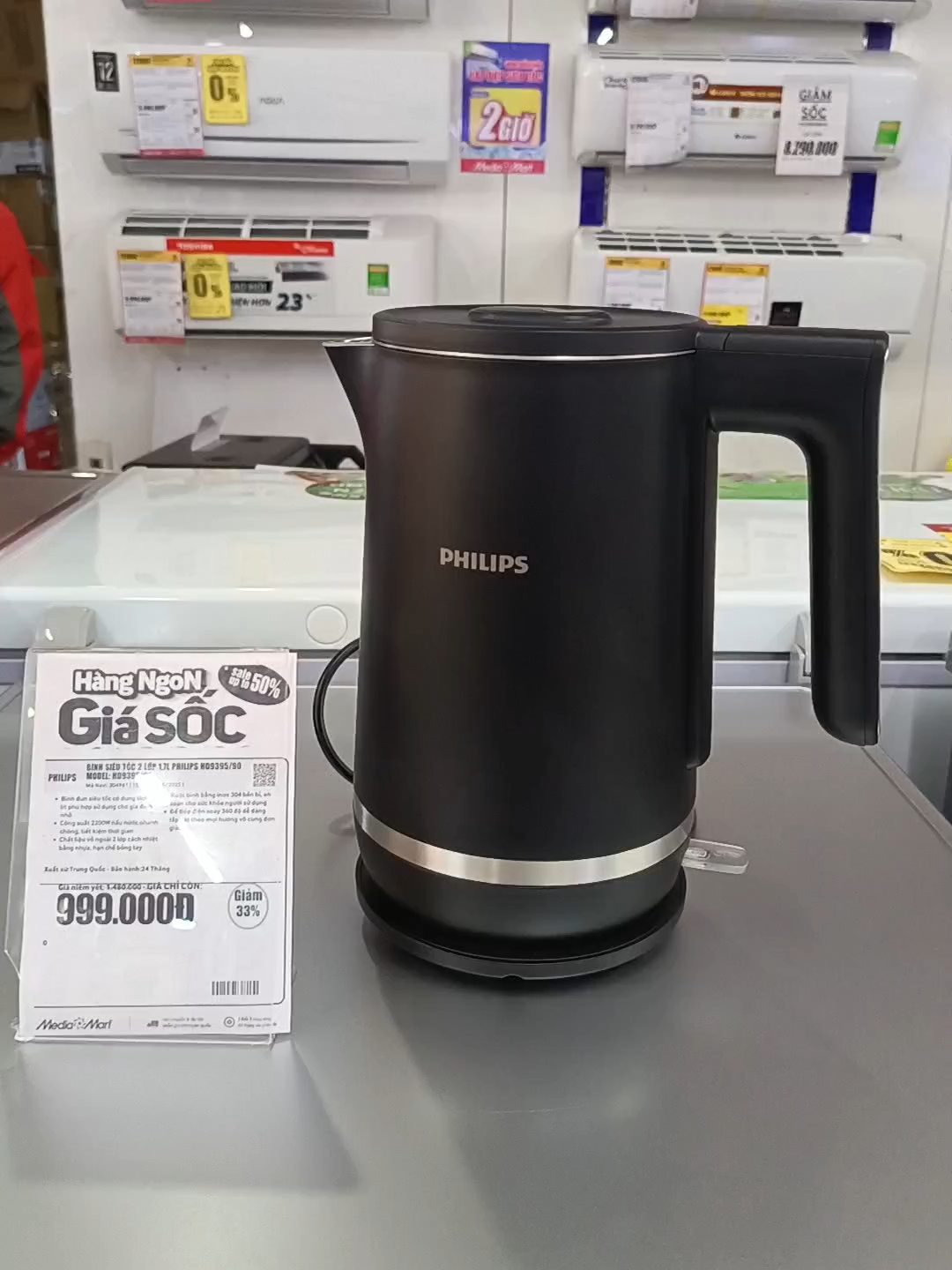 ✨ Đón mùa lạnh với Philips HD9395/90 — ấm siêu tốc dung tích 1.7 L, công suất 2200 W, nước sôi nhanh trong vài phút, phù hợp pha trà, cà phê, mì hay pha sữa mỗi sáng ☕🔥 Vỏ cách nhiệt 2 lớp an toàn, ruột inox 304 sạch & bền, tự động tắt khi cạn nước — tiện lợi, an toàn cho cả gia đình. 💯 #Philips #AmSieuToc #HD9395_90 #BepTienNghi #GiaDinh #DungTich17L #NhanhChong #MediaMart