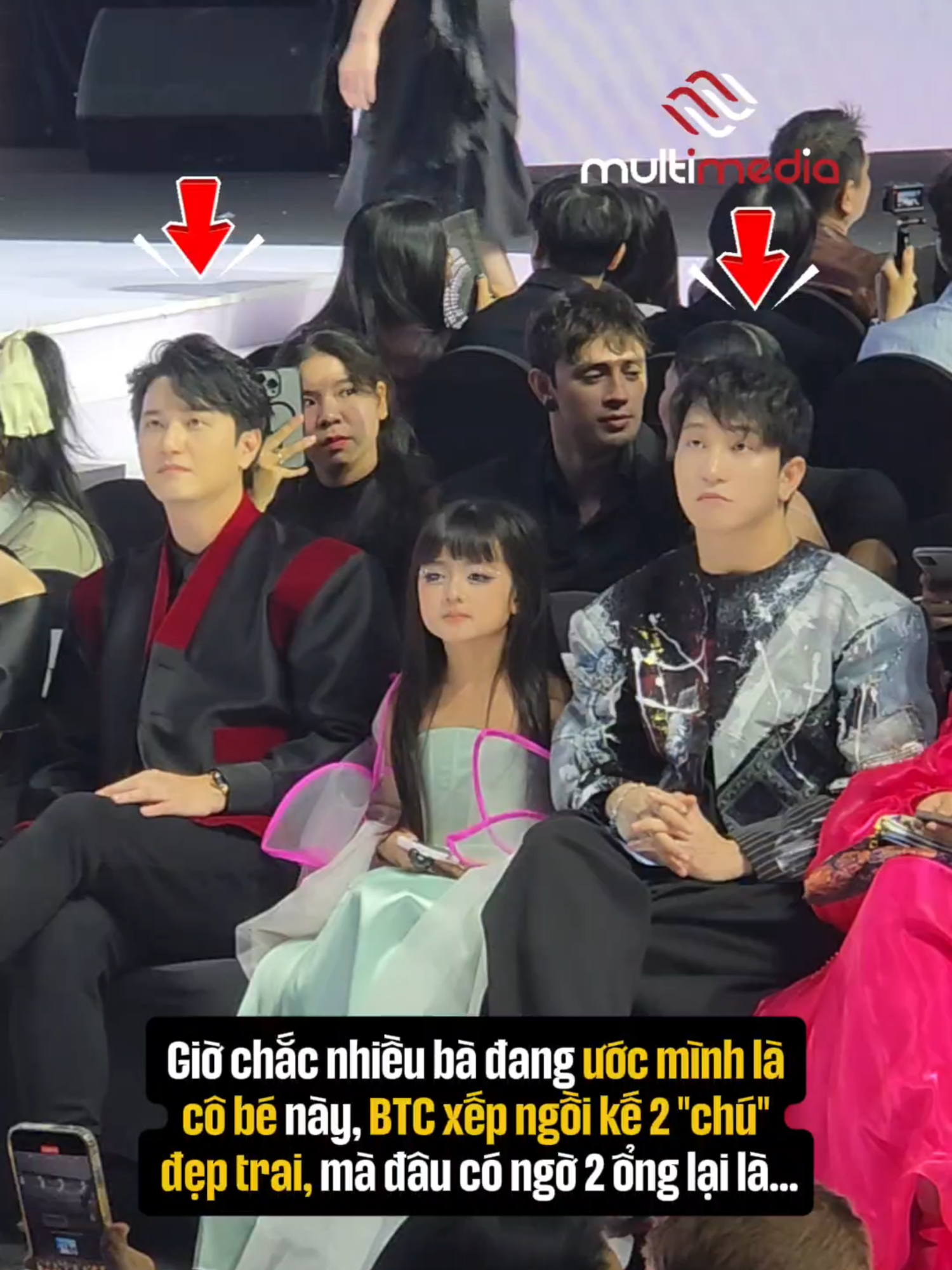 Giờ chắc nhiều bà đang ước mình là cô bé này, BTC xếp ngồi kế 2 