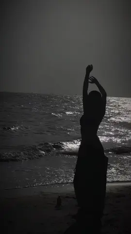 Khi một người thật sự yêu bạn, thứ họ sợ chính là nỗi buồn của bạn,là giọt nước mắt của bạn... Vậy nên,nếu bạn ở bên họ mà nước mắt vẫn rơi, nỗi buồn vẫn tiếp diễn, thì có nghĩa là họ không yêu bạn như những gì họ đã nói..#xh #tamtrang 