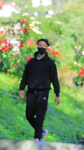 रानी बन्छु भन्ने चेलीहरु,,राडी बनेर हिड्य छ राजा बन्छु भन्ने केटाहरु,,राडा बनि हिड्य छ यो माया पिरती भन्ने कुरा यस्तै हो,, केटा केटि हो जाल मा अड्किएको माछा जस्तै हो🙏🙏 मुजि लुजा😒😒 #bee_lop❤️❤️ #gorkhamusernepal😍😘 