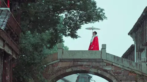 “Bờ sông gió lạnh, trăng nước lặng im. Muôn đời muôn kiếp, trăng vẫn soi người, mà người nhìn trăng lại đổi thay không biết bao nhiêu lần. Có lẽ… thứ bất biến duy nhất trên nhân gian này, chính là ánh trăng bạc cũ kỹ, và những hồi ức chẳng thể trở về” #suutam #canhdepthiennhien #canhdeptrunghoa #tuyetlacsontrang #canhdep 